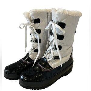 Big girls Totes black & white snow boots. Size 5M
